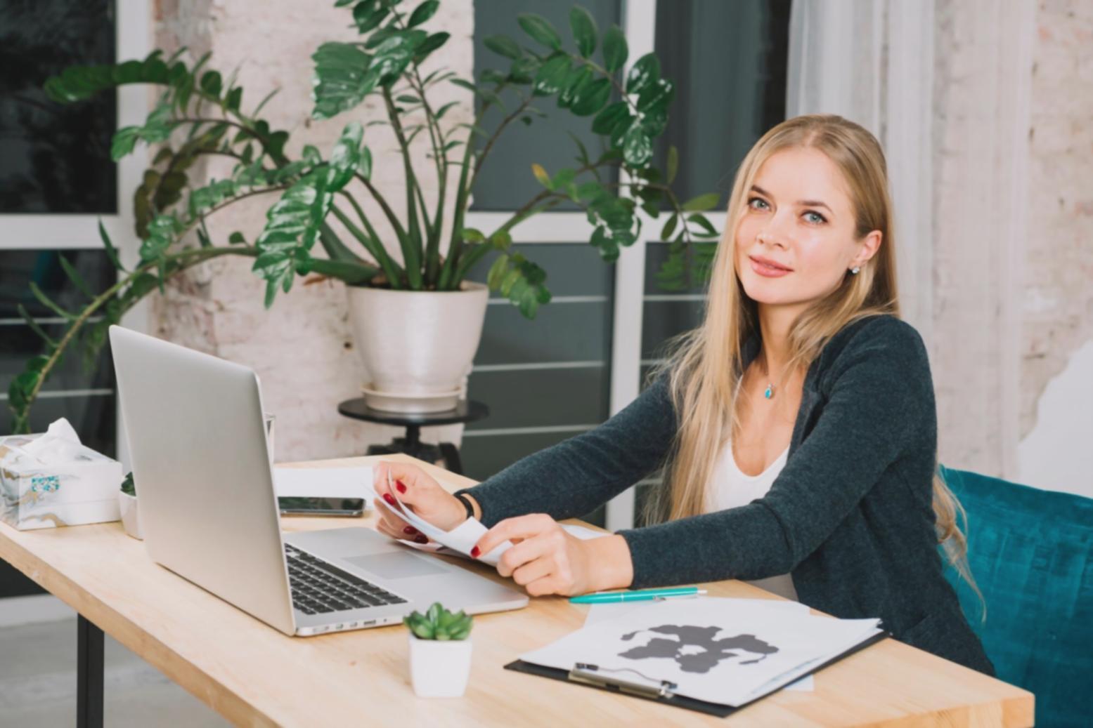 Bureau moderne avec ordinateur et graphiques financiers